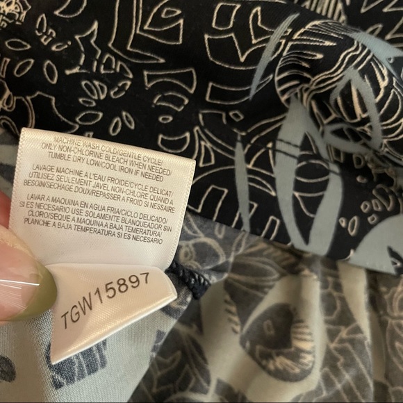 BCBGMaxAzria Blue Printed Sleeveless Wrap Top Size Small - Picture 14 of 15